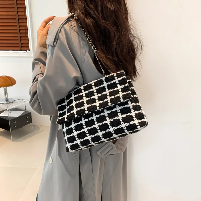 Autumn Chic: Fashion Check Pattern Shoulder Bag for Women