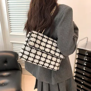Autumn Chic: Fashion Check Pattern Shoulder Bag for Women