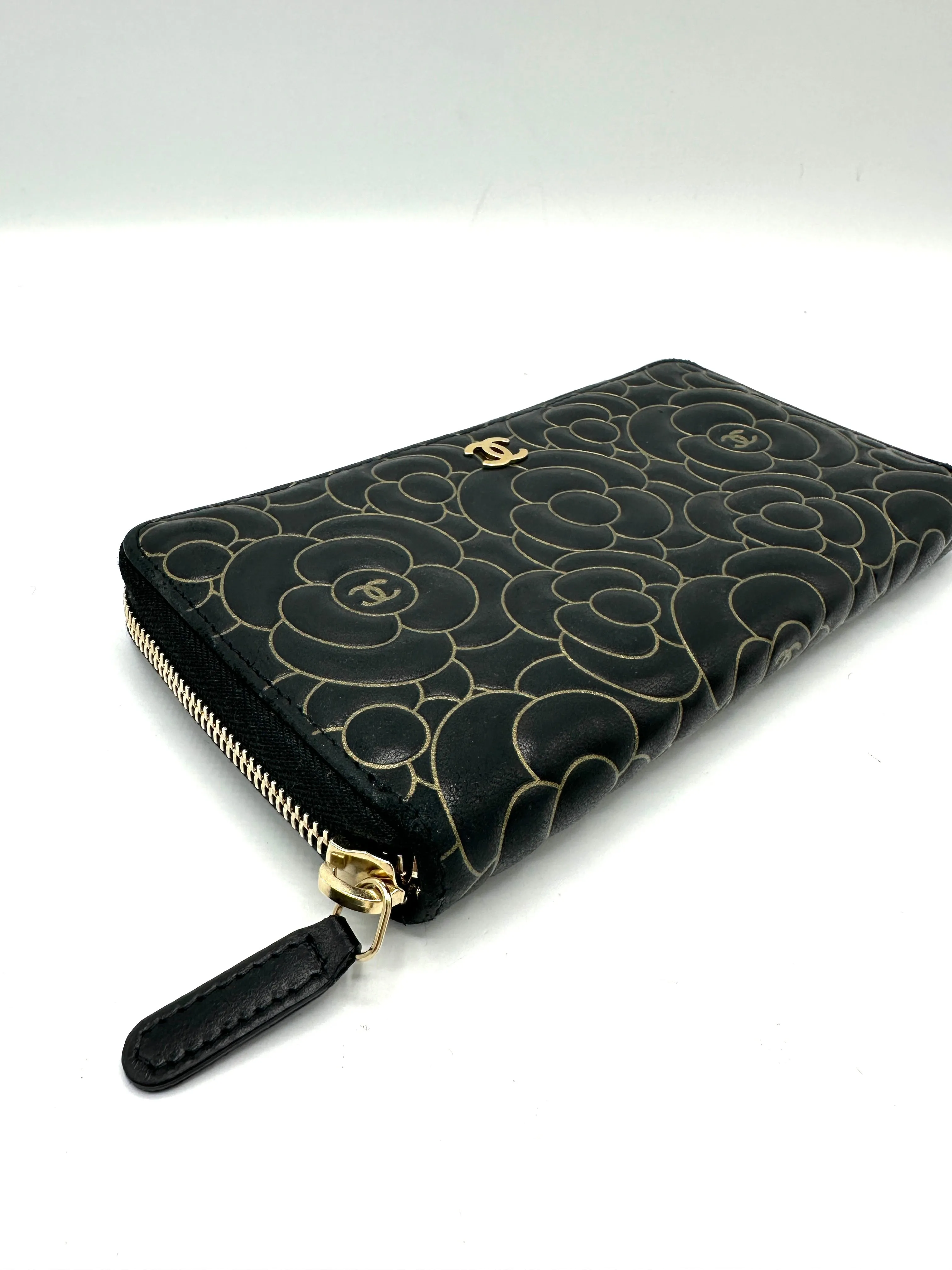 Black Lambskin Gold Border Camelia Flower Zippy Wallet