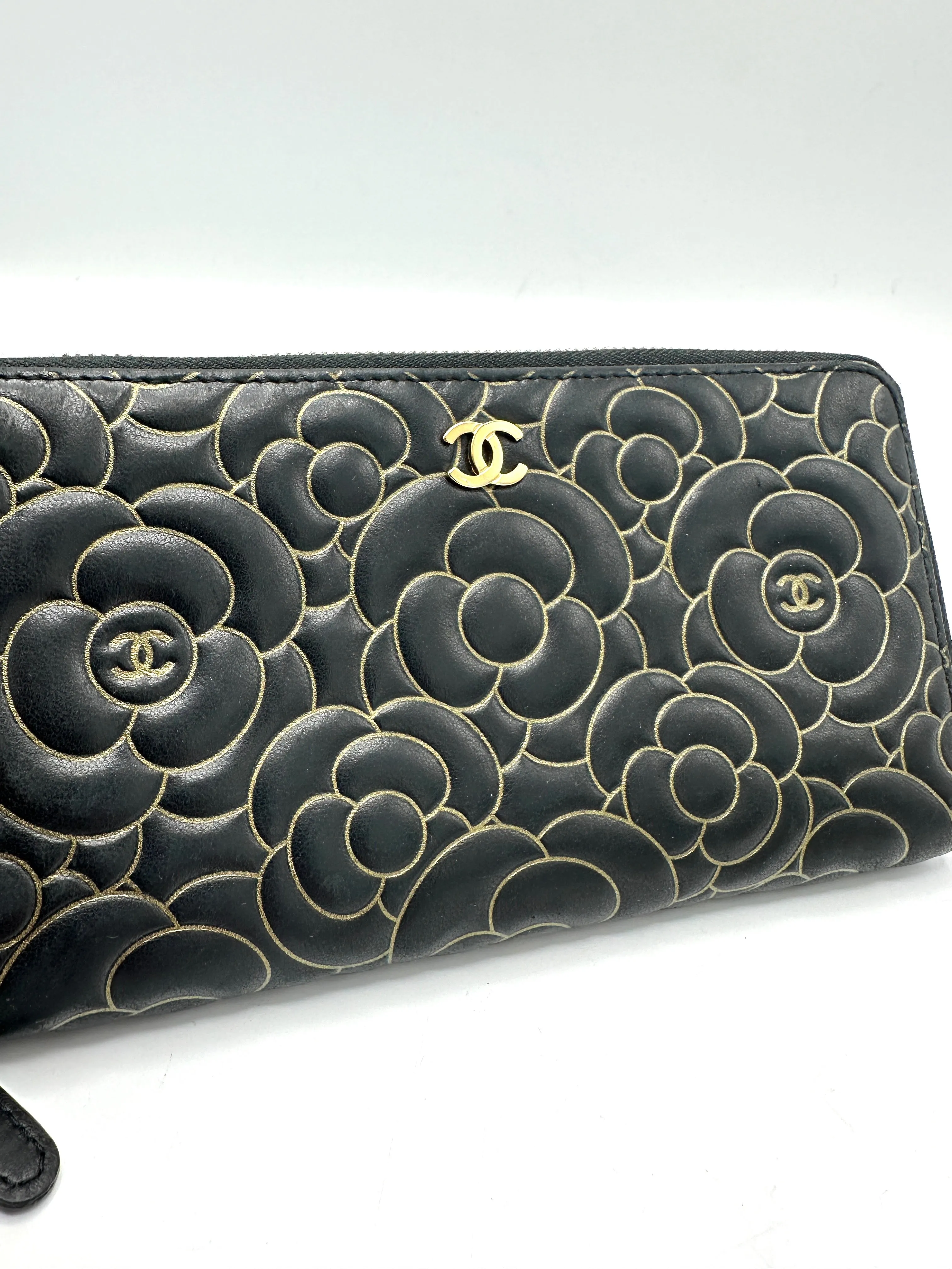 Black Lambskin Gold Border Camelia Flower Zippy Wallet